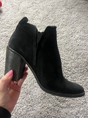 SZ 10 Dolce Vita Women’s Black Suede Ankle Bootie with Block Heel
